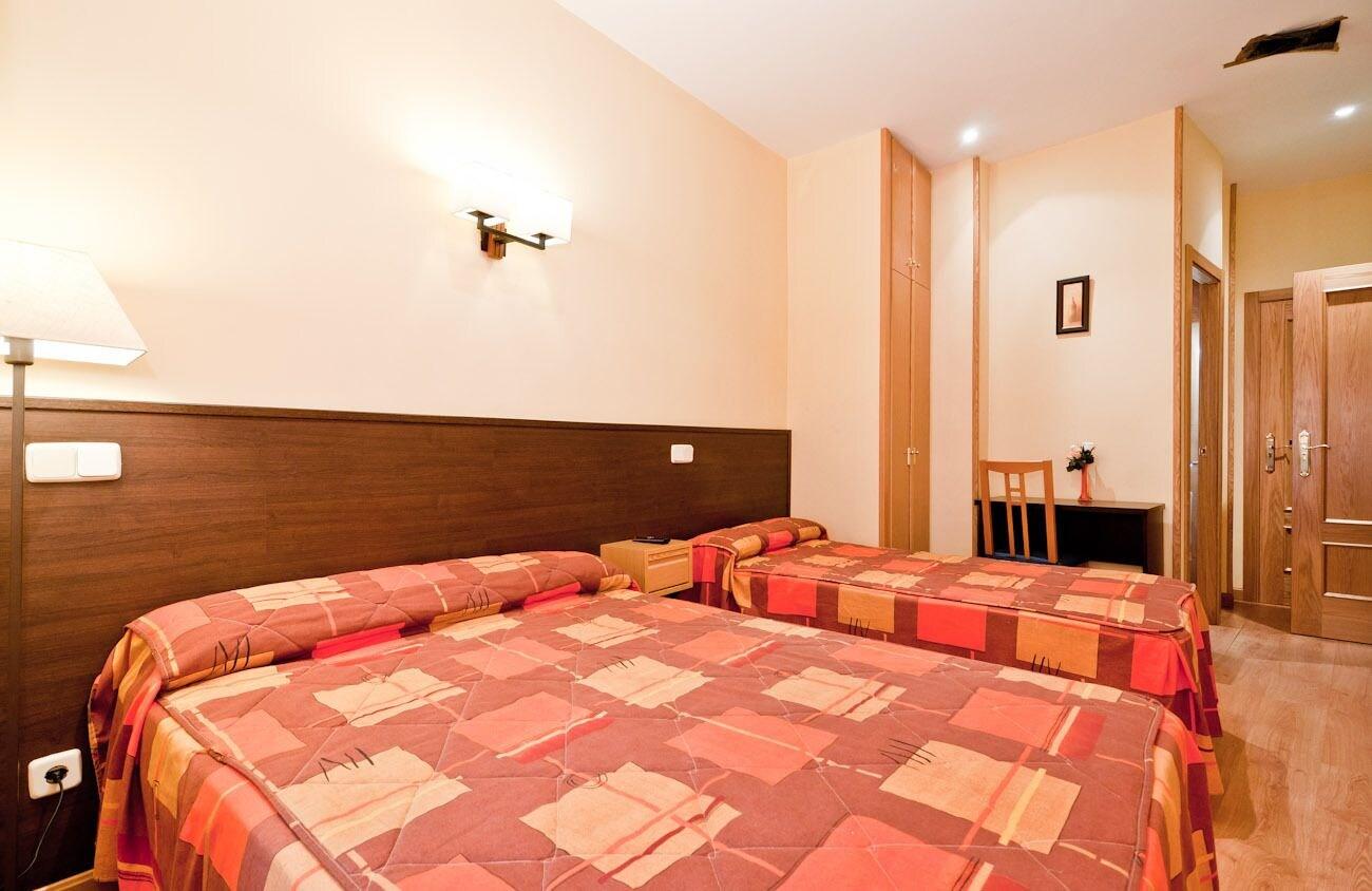 Hostal Las Cortes Madrid Exterior photo