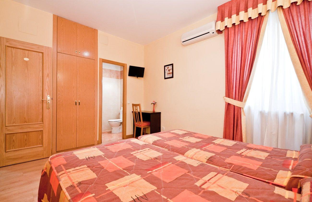 Hostal Las Cortes Madrid Exterior photo