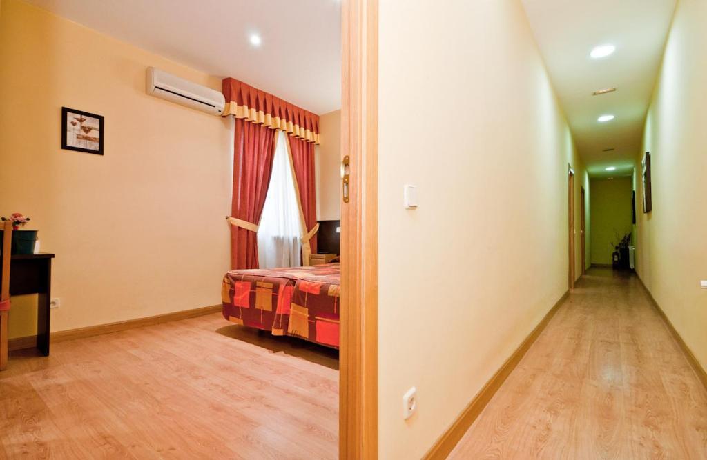Hostal Las Cortes Madrid Exterior photo